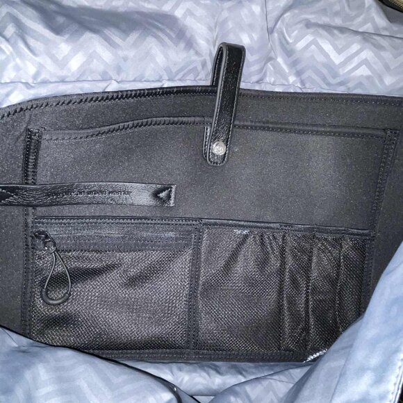 Lululemon Yoga Moto Messenger Bag Blazer Print (Black & Grey Chevron) - EUC! - Picture 14 of 15